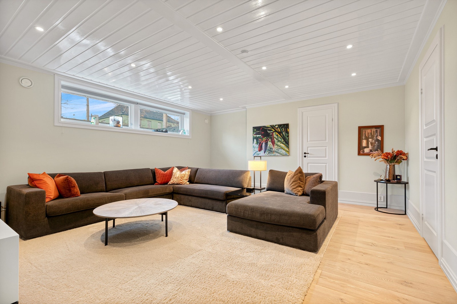 Kjellerstue (2021) i underetasjen har tilknyttet bad og soverom (byggemeldt som bod). Galleribilde