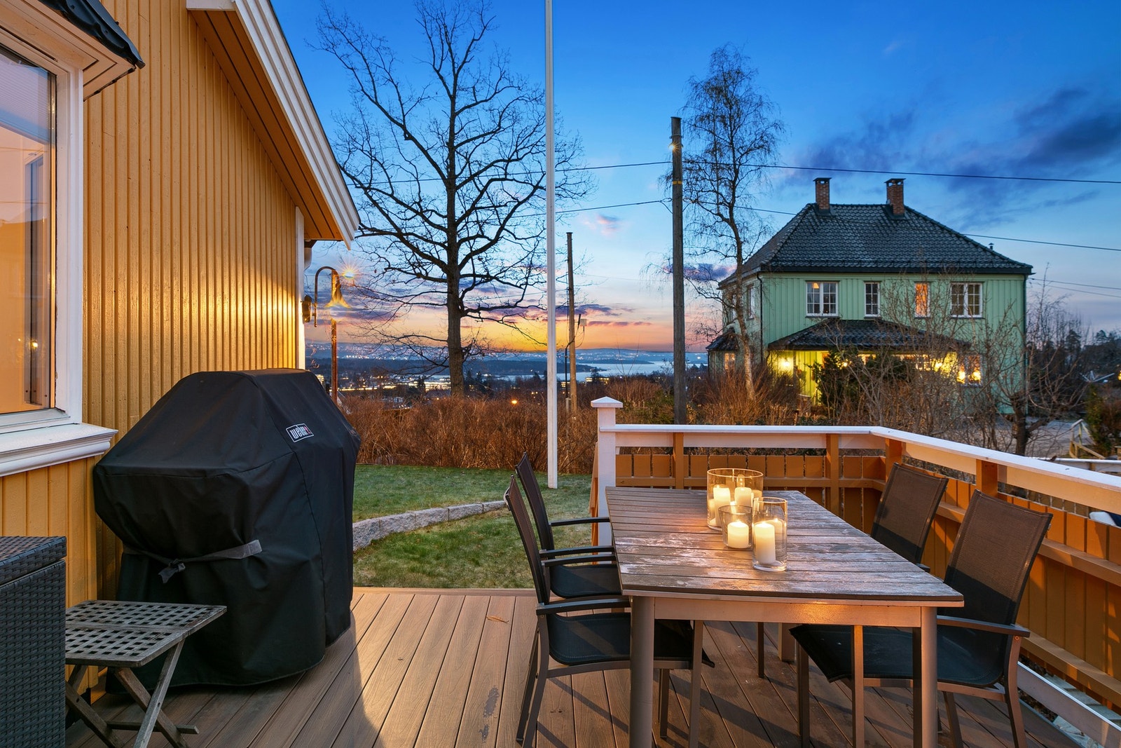 Trapper i komposittbord og naturstein fører fra takterrasse ned til hageterreng. Galleribilde