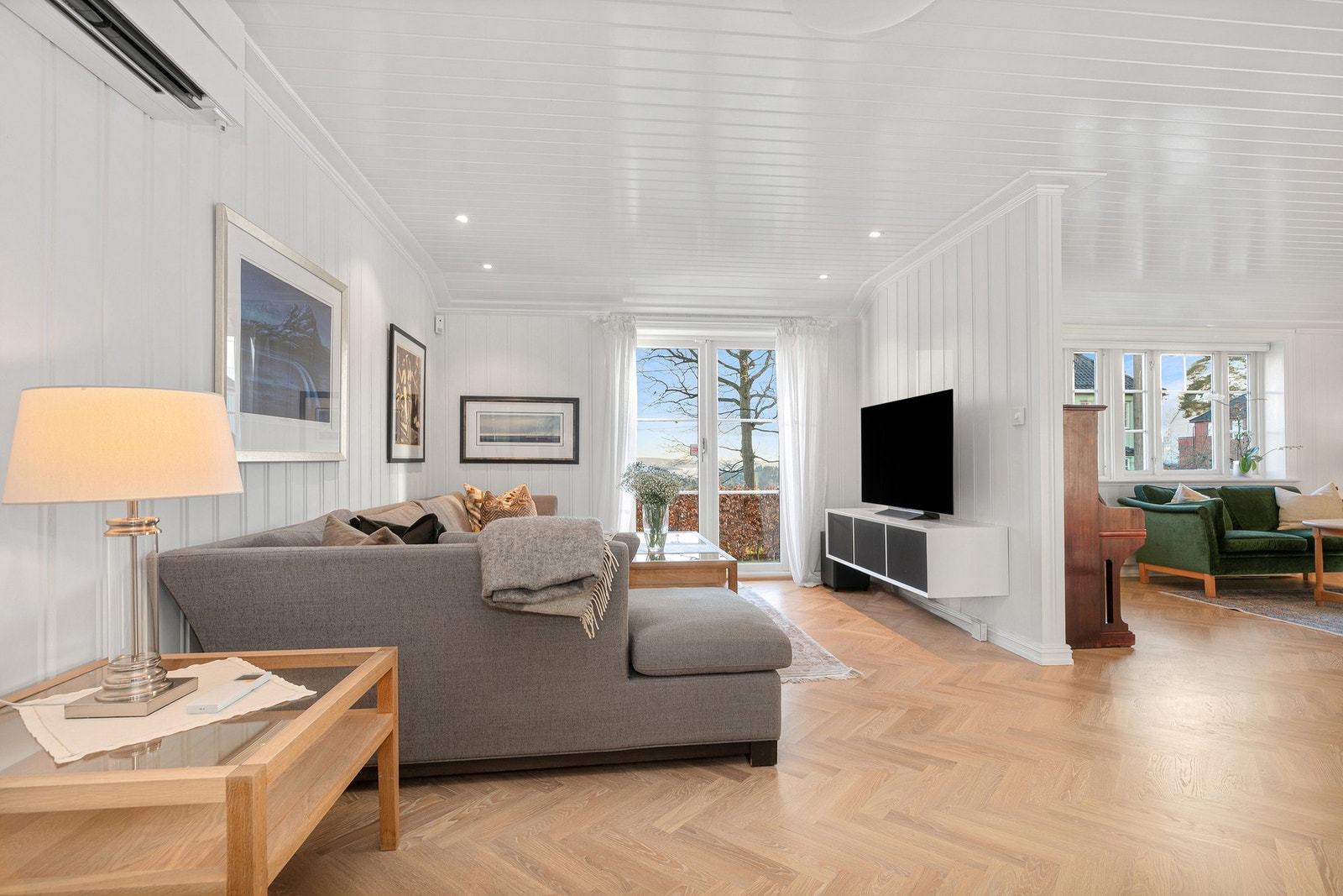 I store deler av boligen ligger den fiskebensparkett. Tv-stuen i 1. etasje har utgang via doble balkongdører og trappeløp til terreng. Galleribilde