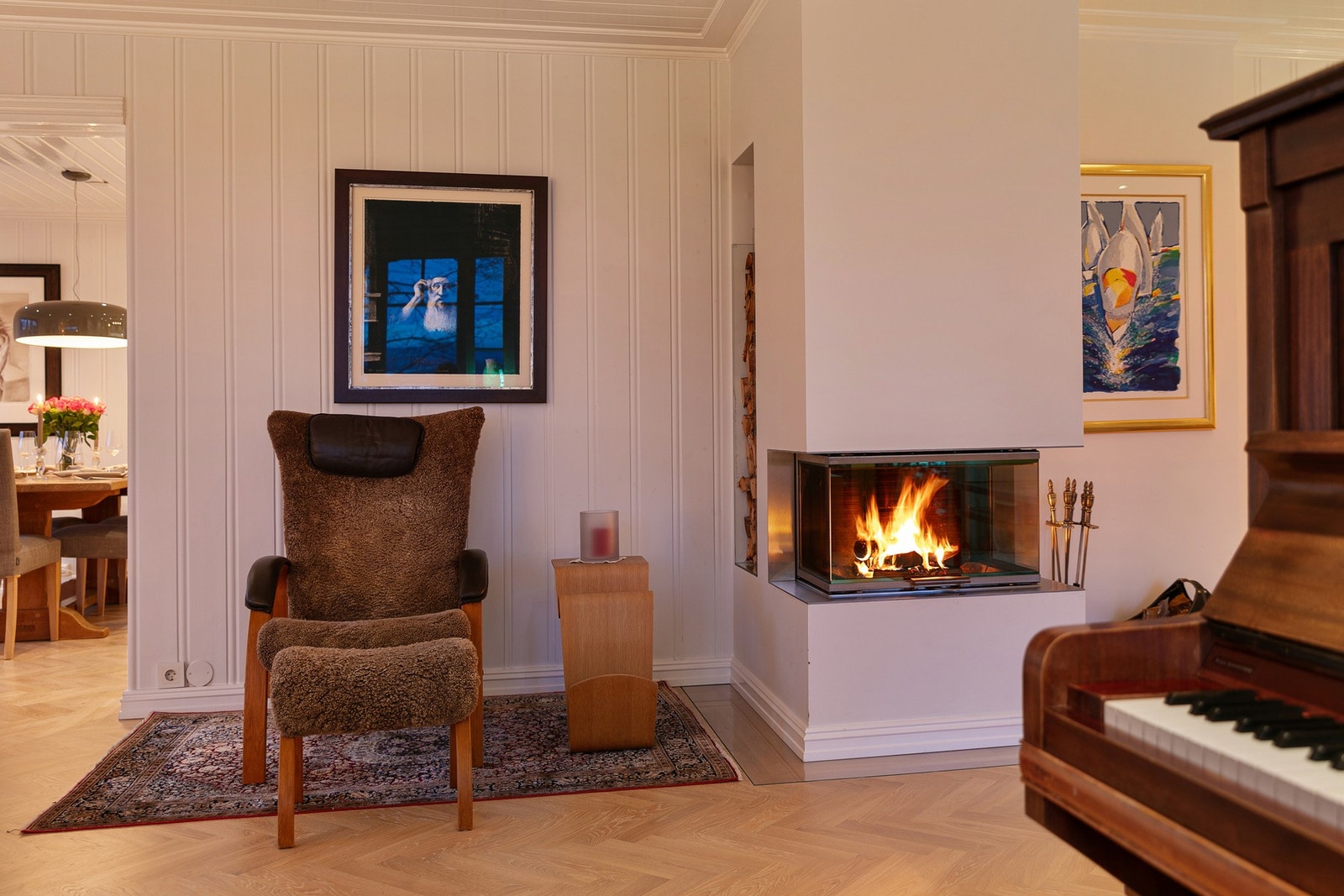 Stue med peis og adkomst til spisestue. Galleribilde