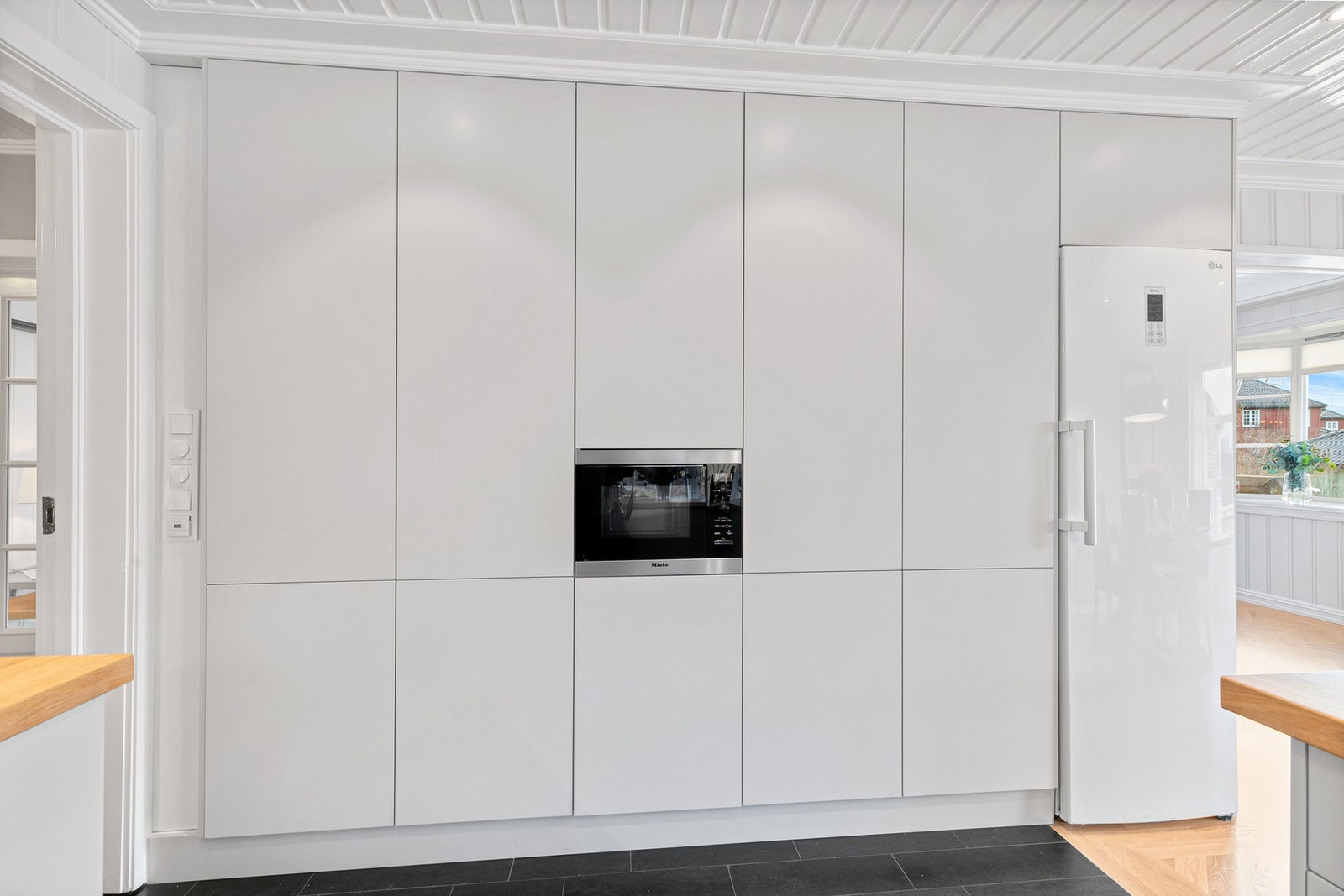 Innredningen har rikelig med oppbevaringsplass i plassbygde skap og skuffeseksjoner. Galleribilde