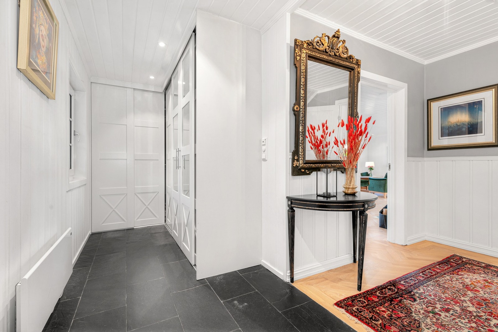 Entré med skifer og varmekabler, skap og stor garderobeløsning. Galleribilde