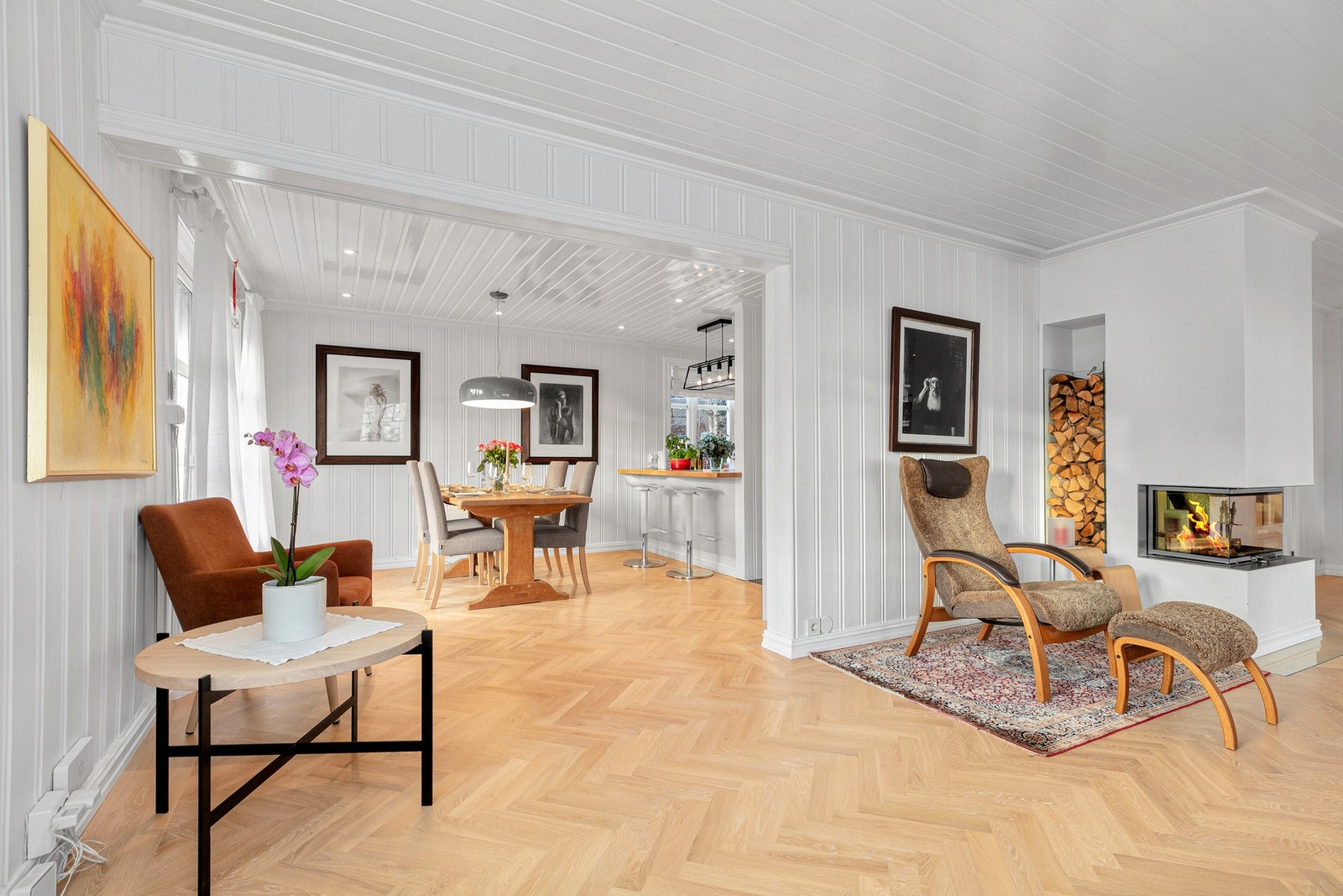 En spisestue er etablert i overgangen mellom stue og kjøkken. Galleribilde