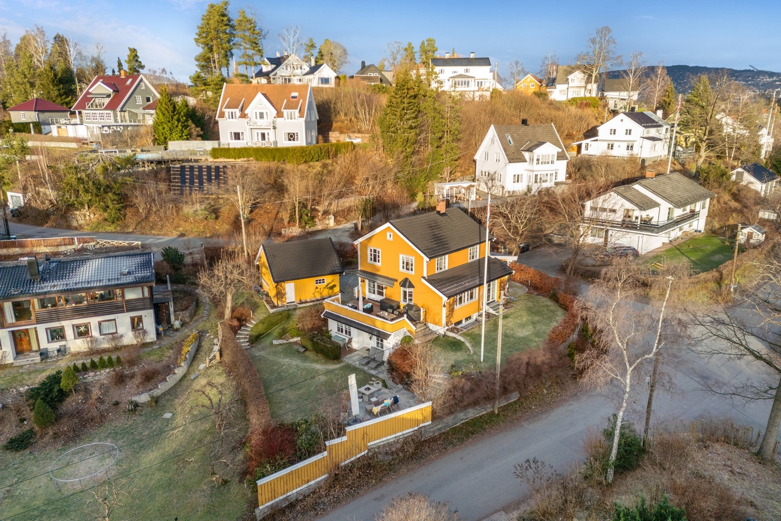 Den attraktive boligen disponerer en stor og solrik tomt på 1031.3 m². Galleribilde