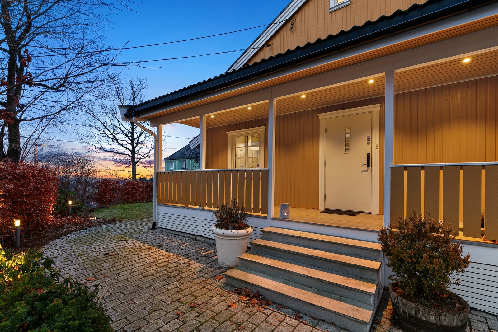 Den attraktive eneboligen har adkomst fra egen steinsatt gårdsplass til et overbygget inngangsparti/terrasse. Galleribilde