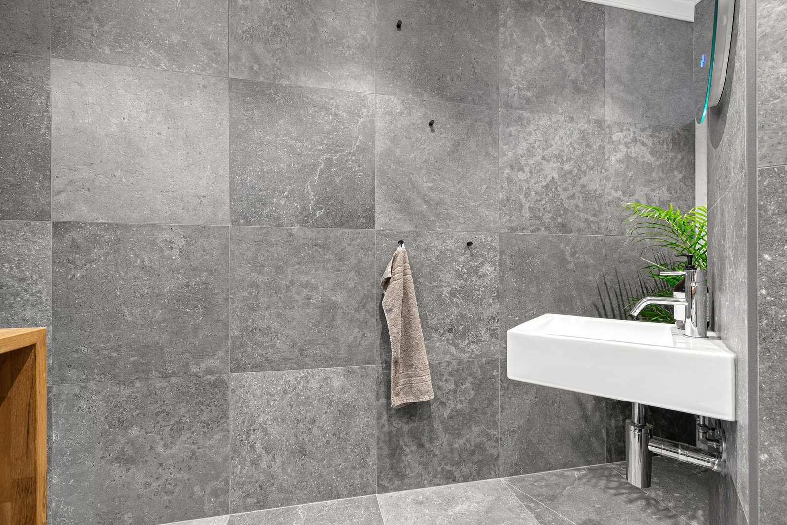 Deler av baderomsveggen har varme som gjør at håndklær tørker raskere. Galleribilde