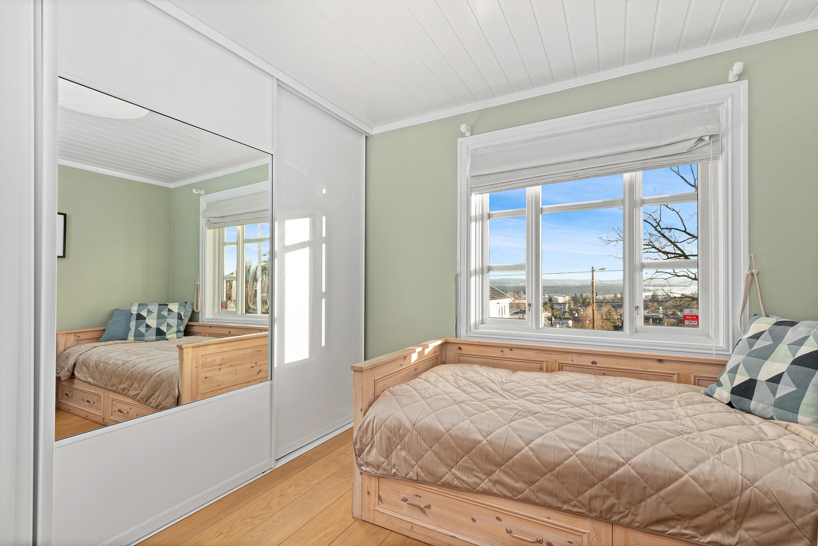 Soverom ved trapperom har stor skyvedørsgarderobe og plass for ulike løsninger av seng og oppbevaringsmøbel. Galleribilde