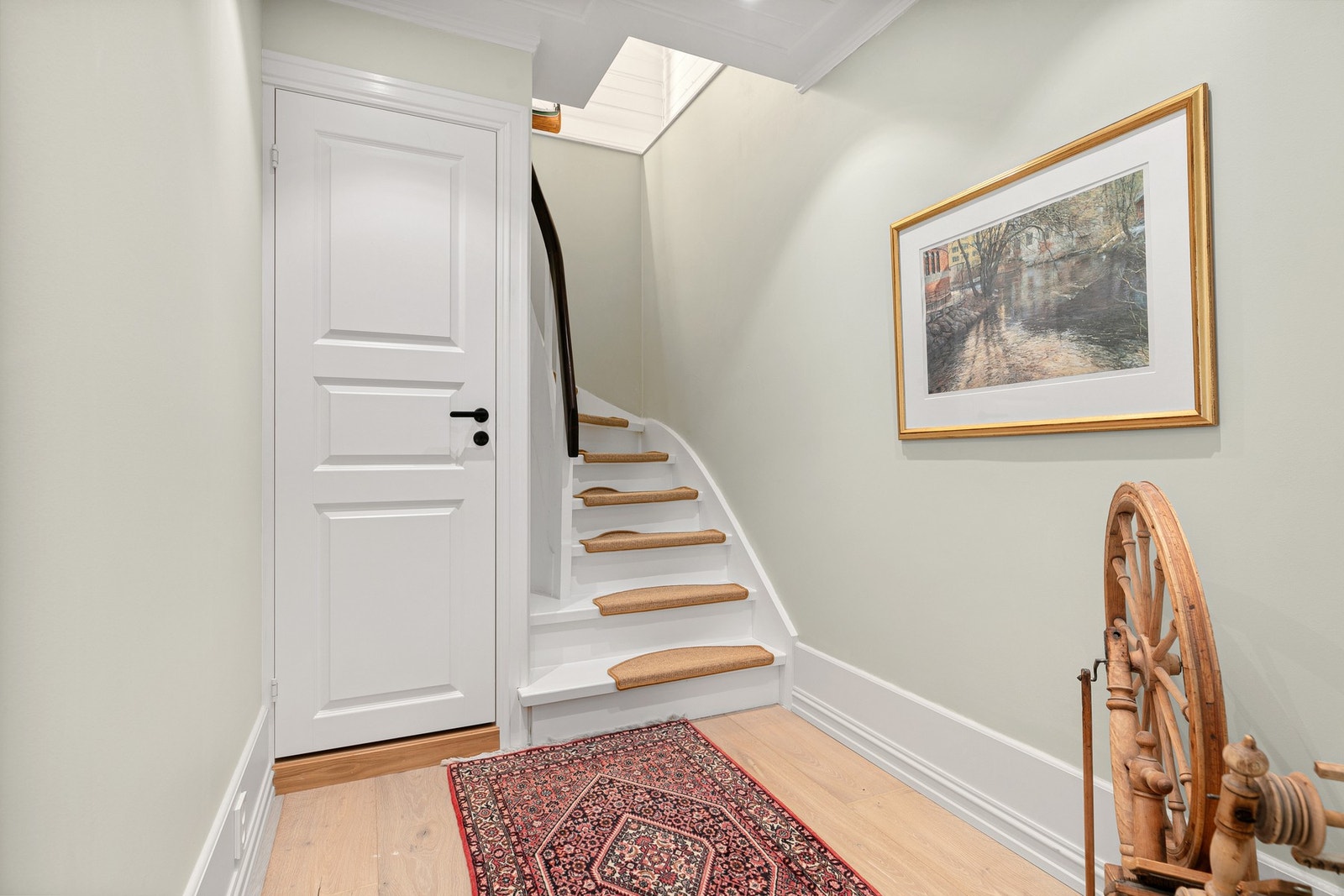 I kjelleretasjen er det etablert et kott/teknisk rom under trappeløp. Galleribilde