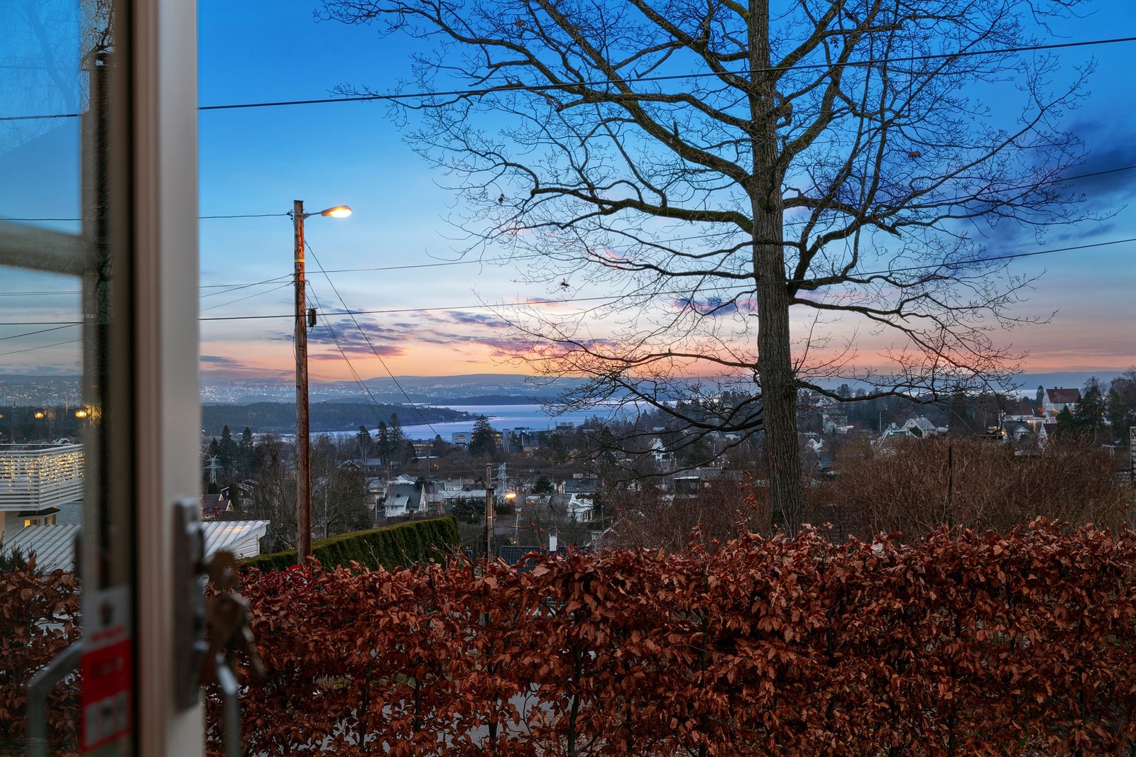 Utsikt fra tv-stue i 1. etasje. Galleribilde