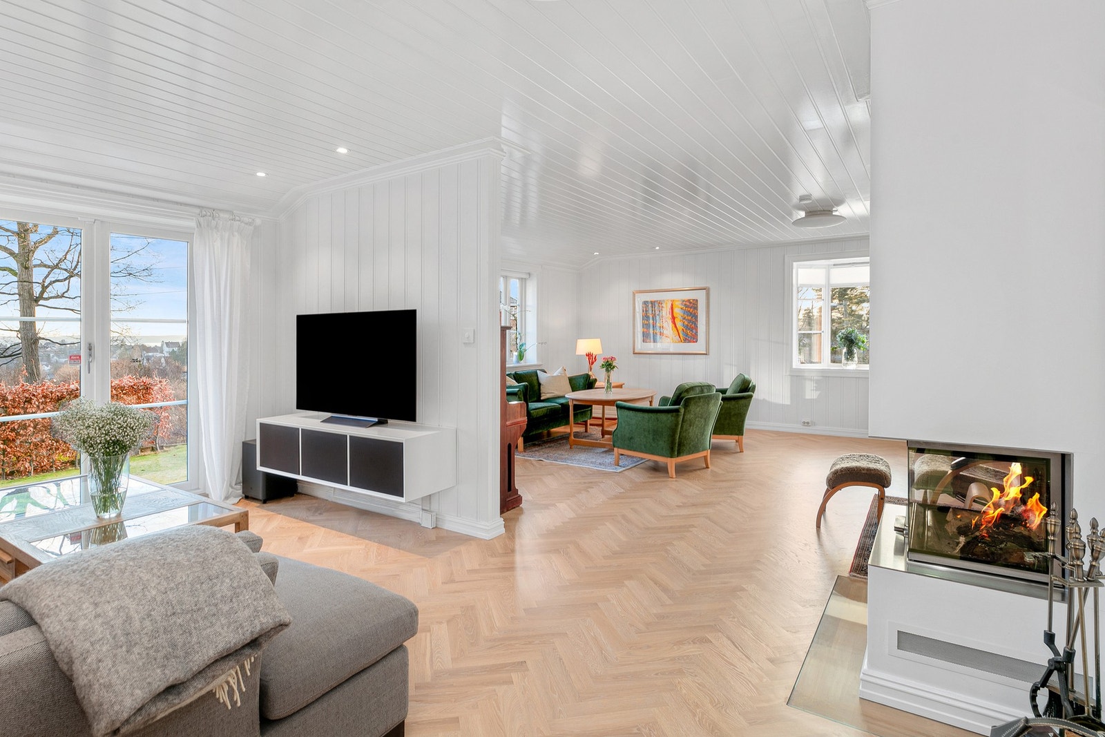 Hovedetasjen har god planløsning med tv-stue, stue og kjøkken i delvis åpen løsning. Galleribilde