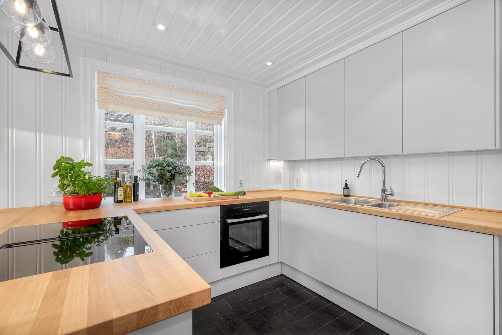 Kjøkkenet er utstyrt med en innredning fra 2014, oppgradert med nye fronter, benkeplater og hvitevarer i 2023. Galleribilde