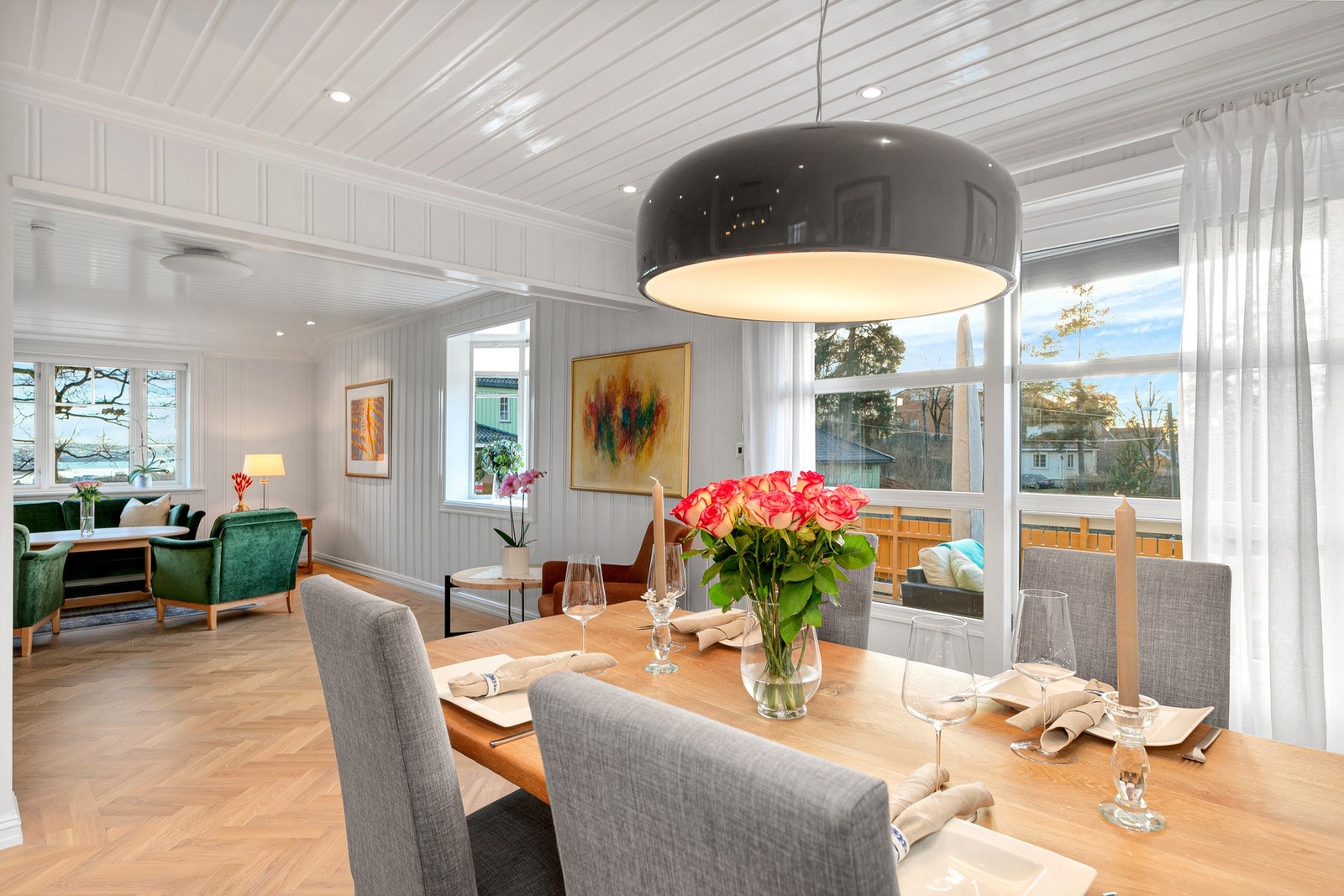 Stue sett fra spisestue med utgang til takterrasse. Galleribilde