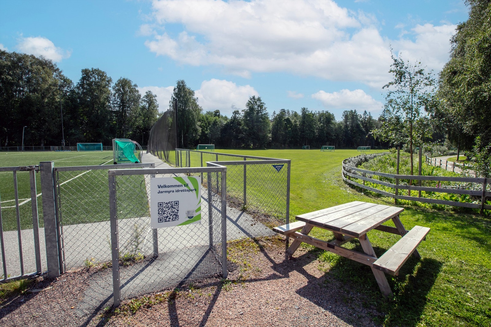 Det er enkel tilgang til en rekke idrettsanlegg i nærområdet, og bare 800 meter til Jarmyra idrettspark. Galleribilde