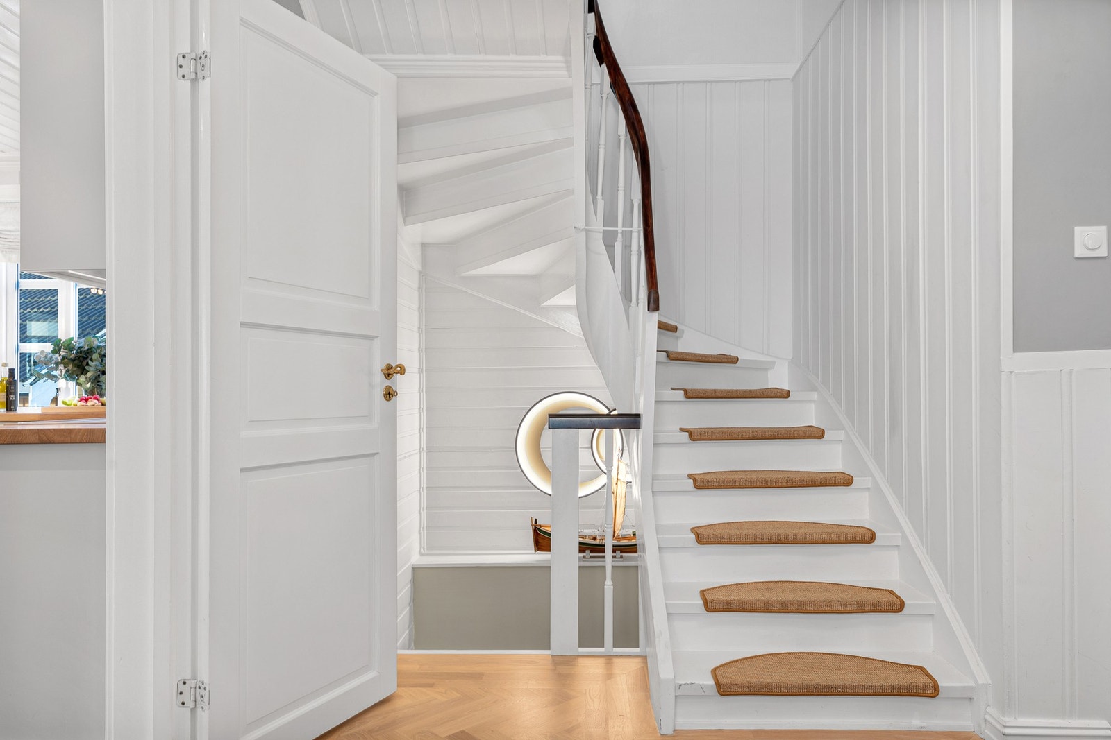 Gang/trapperom i 1. etasje. Galleribilde