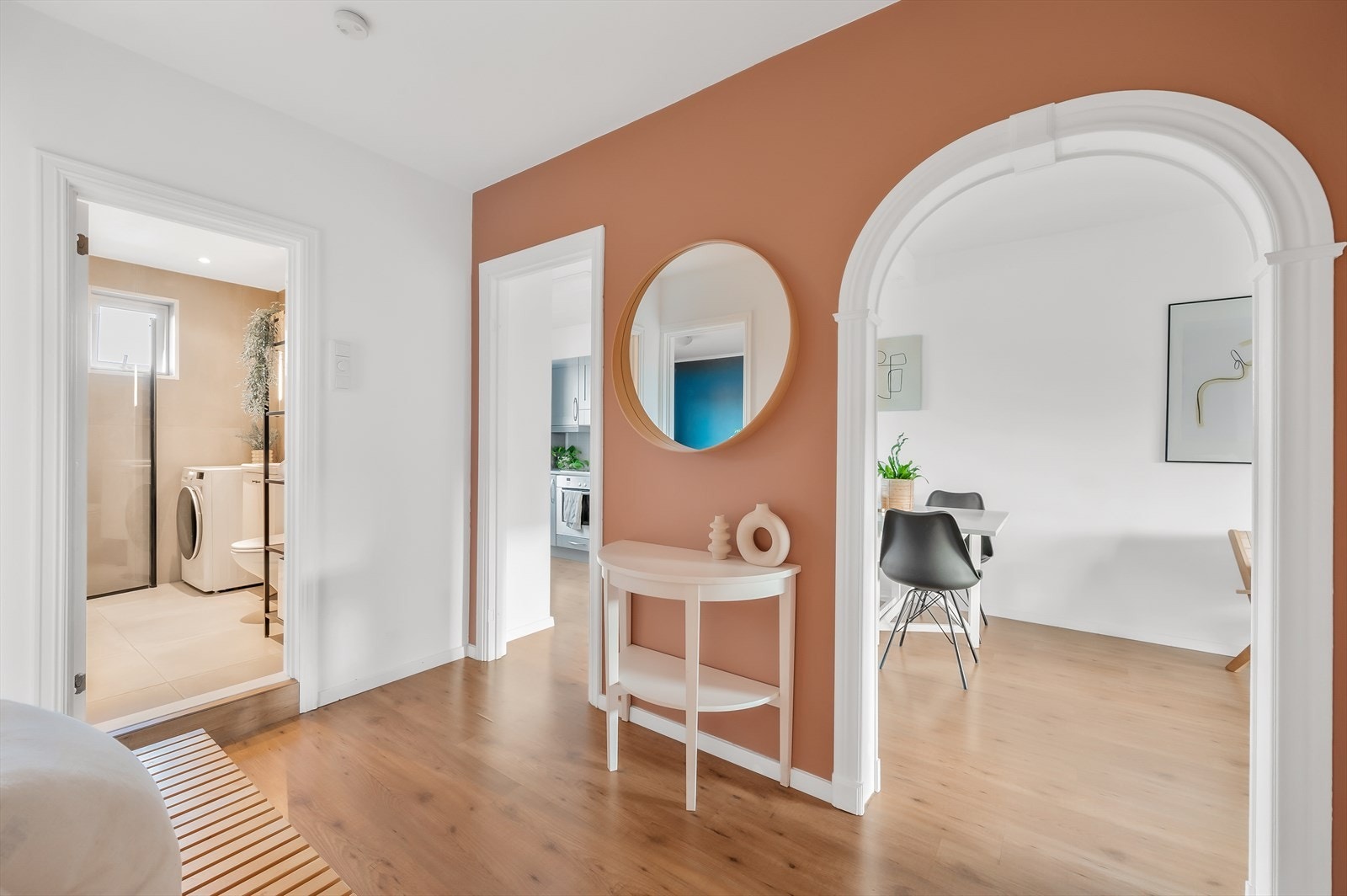 I midtgangen er det adkomst til leilighetens bad og to soverom. Galleribilde