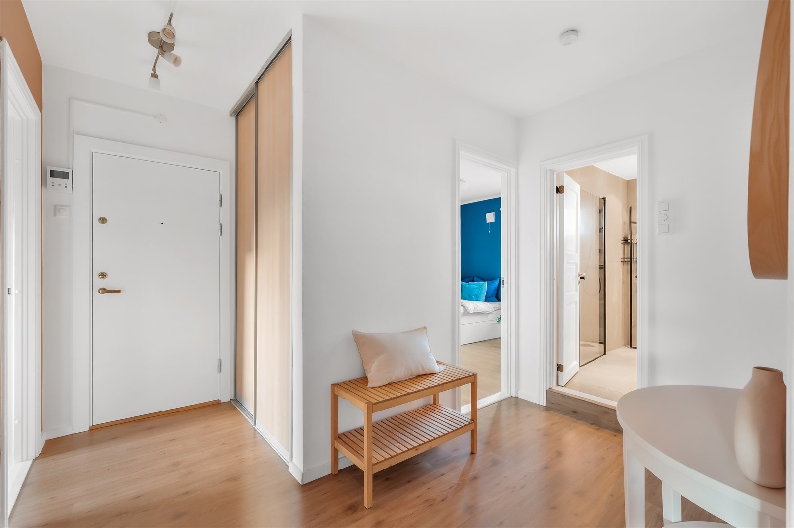 Romslig skyvedørsgarderobe gjør det enkelt å holde gangen ryddig. Galleribilde