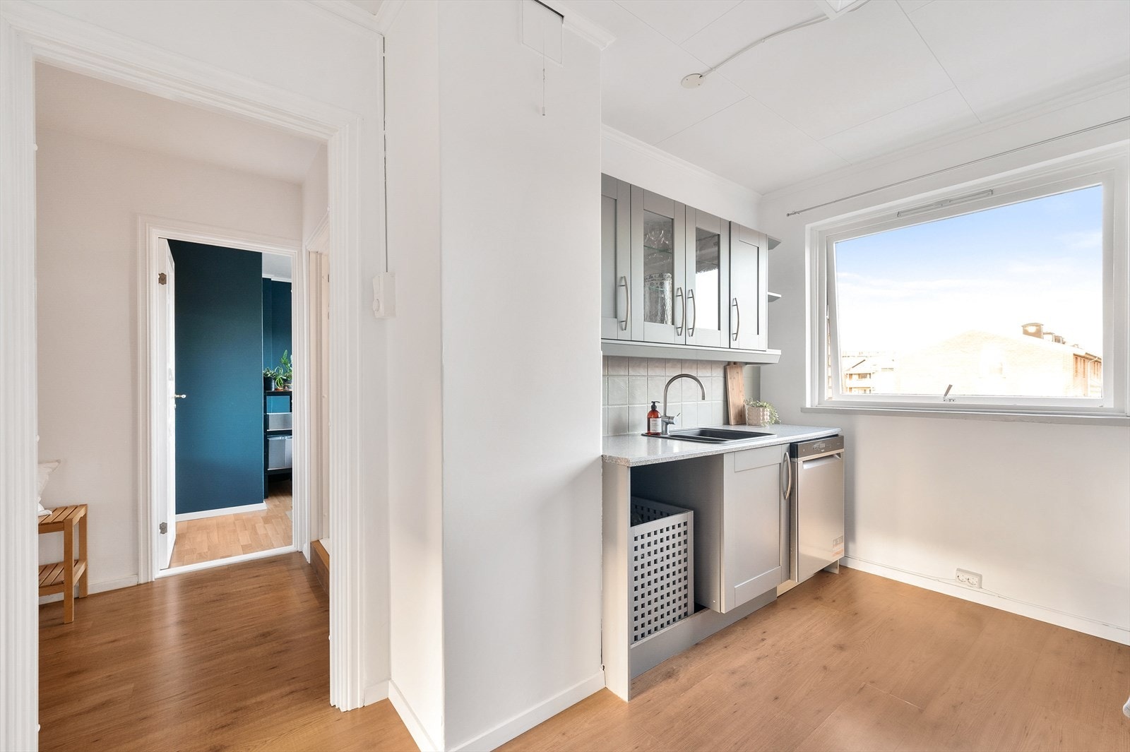 Store vindusflater i stue og kjøkken gir et fint gjennomlys. Galleribilde