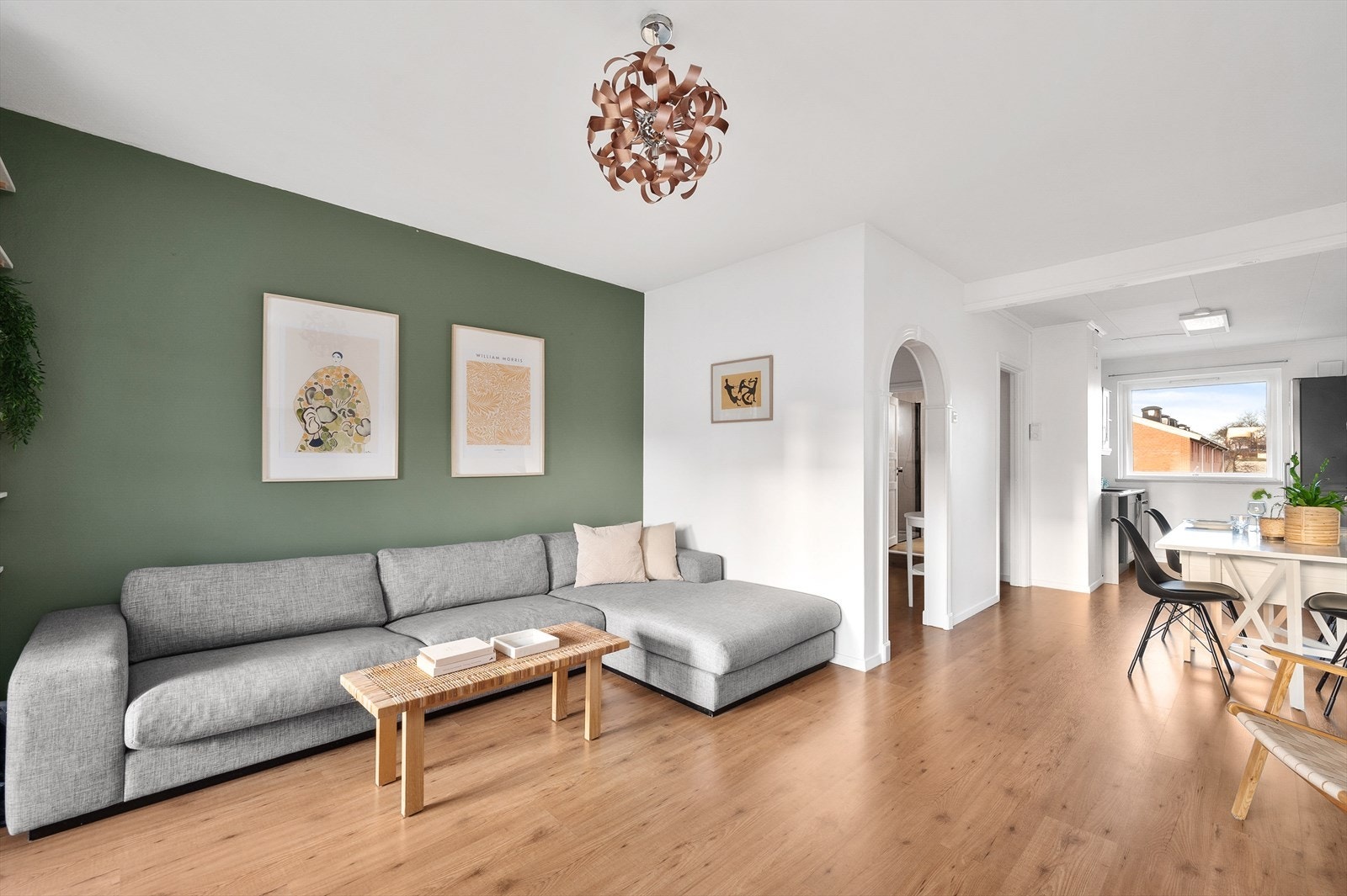 Det er god plass til en koselig sofakrok. Vegger er malt i lyse fargevalg. Galleribilde