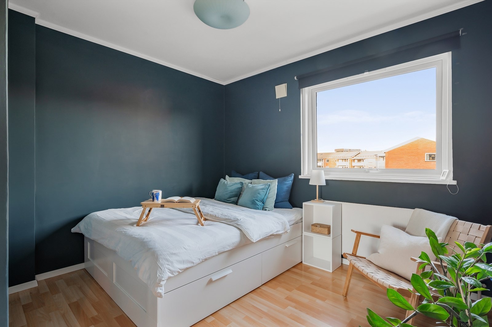 Dette rommet er også svært romslig. her er det plass til dobbeltseng, nattbord og en skrivepult. Galleribilde