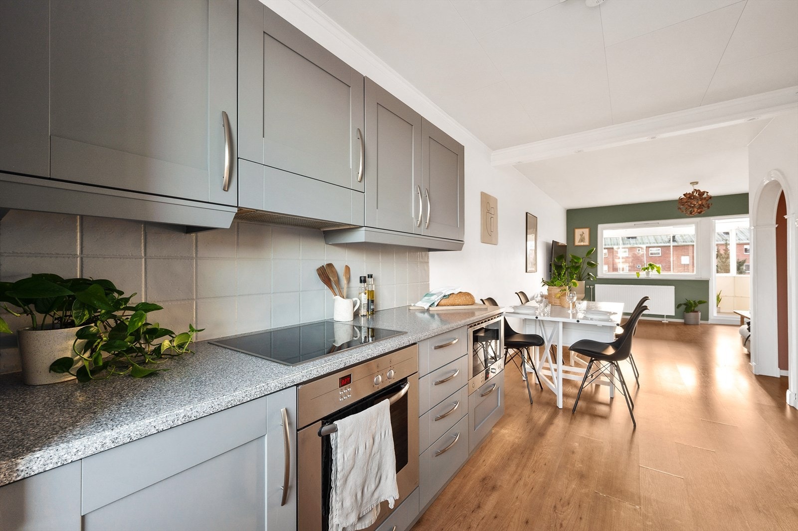 Kjøkkenet har profilerte slette fronter og svært godt med både skap- og benkeplass. Galleribilde