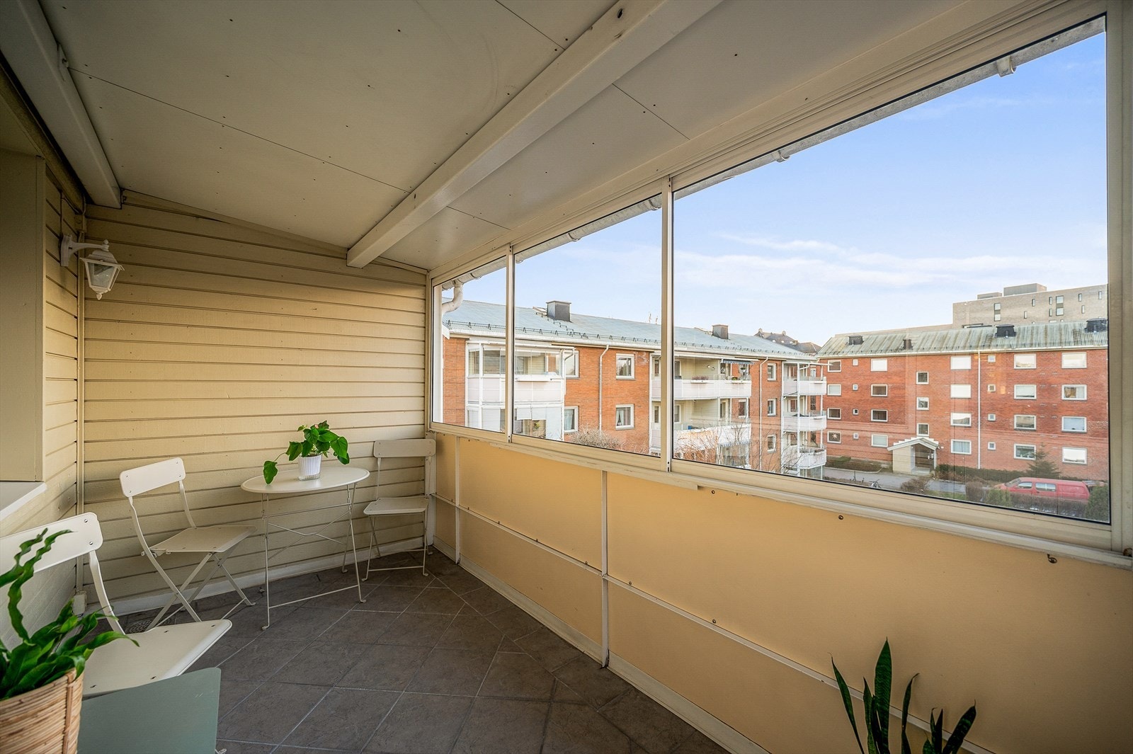 Det er god plass til utendørs sittegruppe og grill. Galleribilde