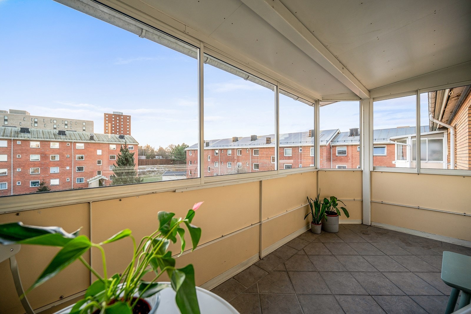 Balkongen er på hele 8 kvm og sydvendt. Siden den er innglasset kan den benyttes hele året! Galleribilde