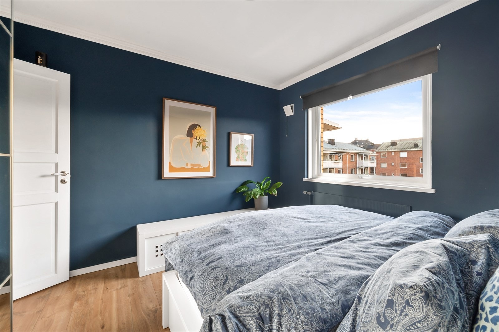 Store vindusflater og god plass til både seng, nattbord og garderobeskap. Galleribilde