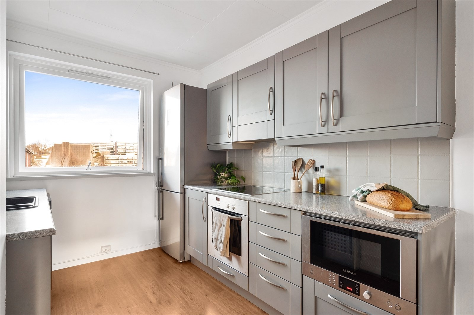 Integrerte hvitevarer som stekeovn, koketopp og mikrobølgeovn. Galleribilde