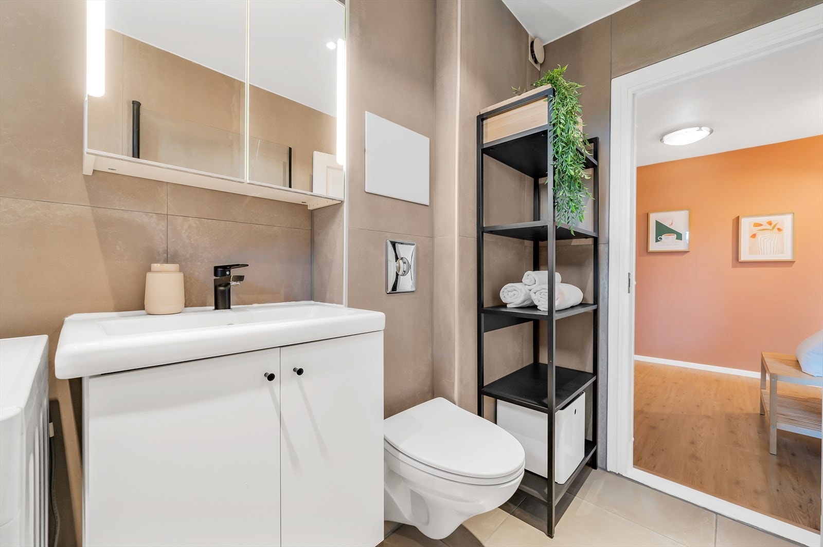 Ekstra plass til hylle gir ytterligere rom for oppbevaring. Vegghengt toalett. Galleribilde