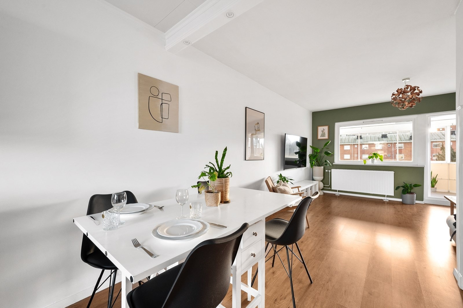 Du får plass til en koselige spisegruppe mellom stue og kjøkken. Galleribilde