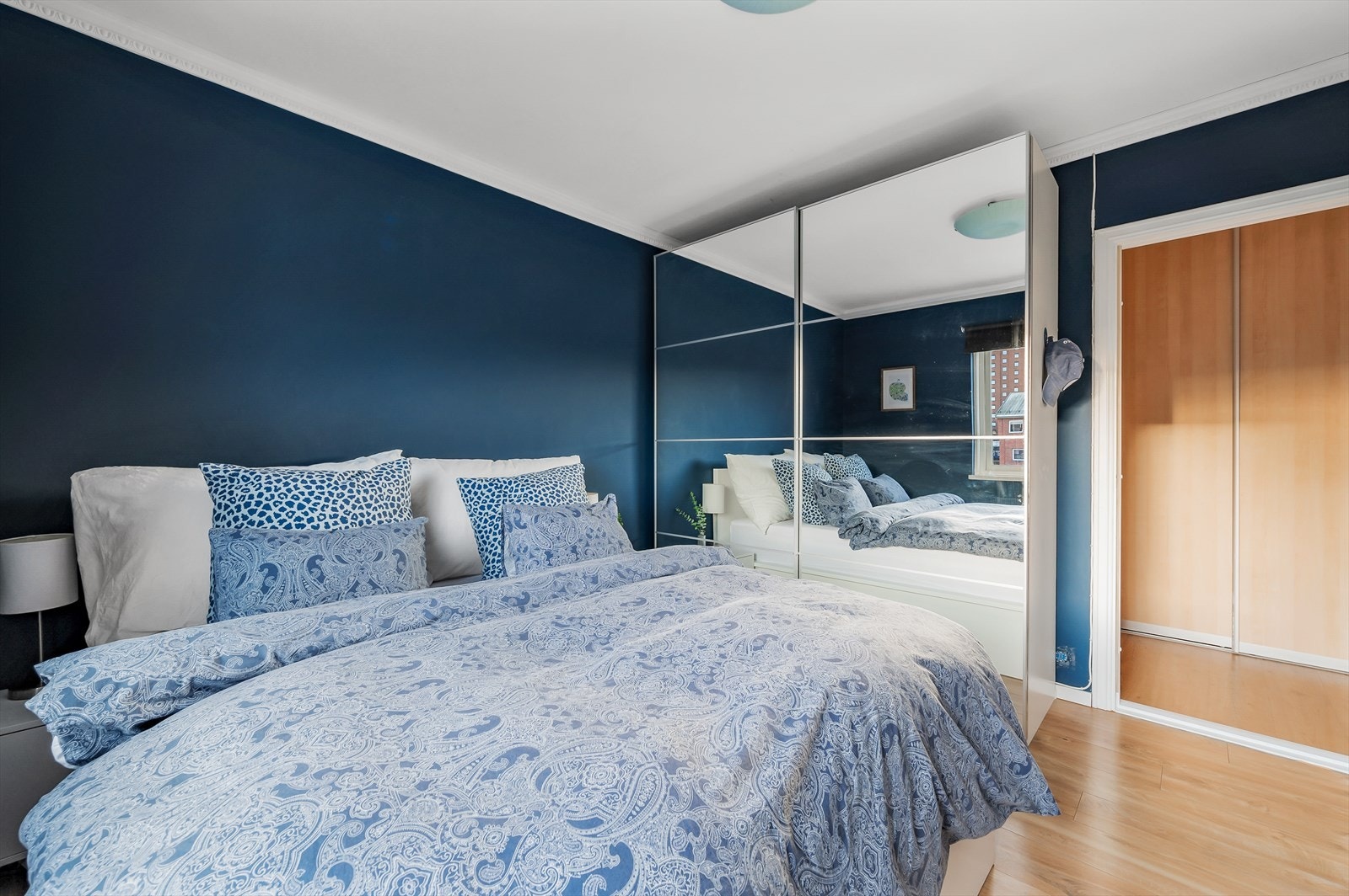 Dette soverommet er malt i fargen Statement blue . Galleribilde