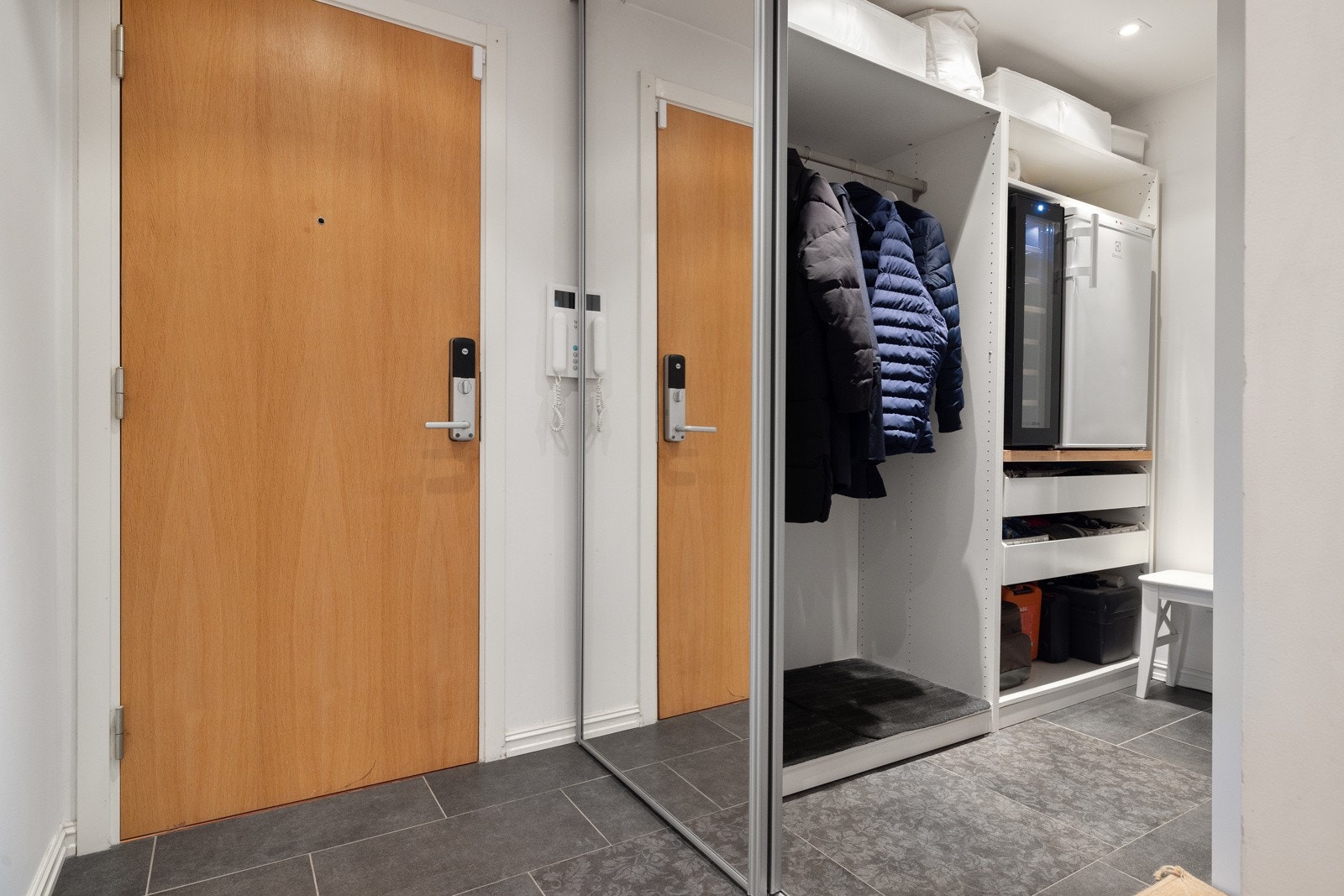 Entré med videre adkomst til praktisk walk-in garderobe. Galleribilde