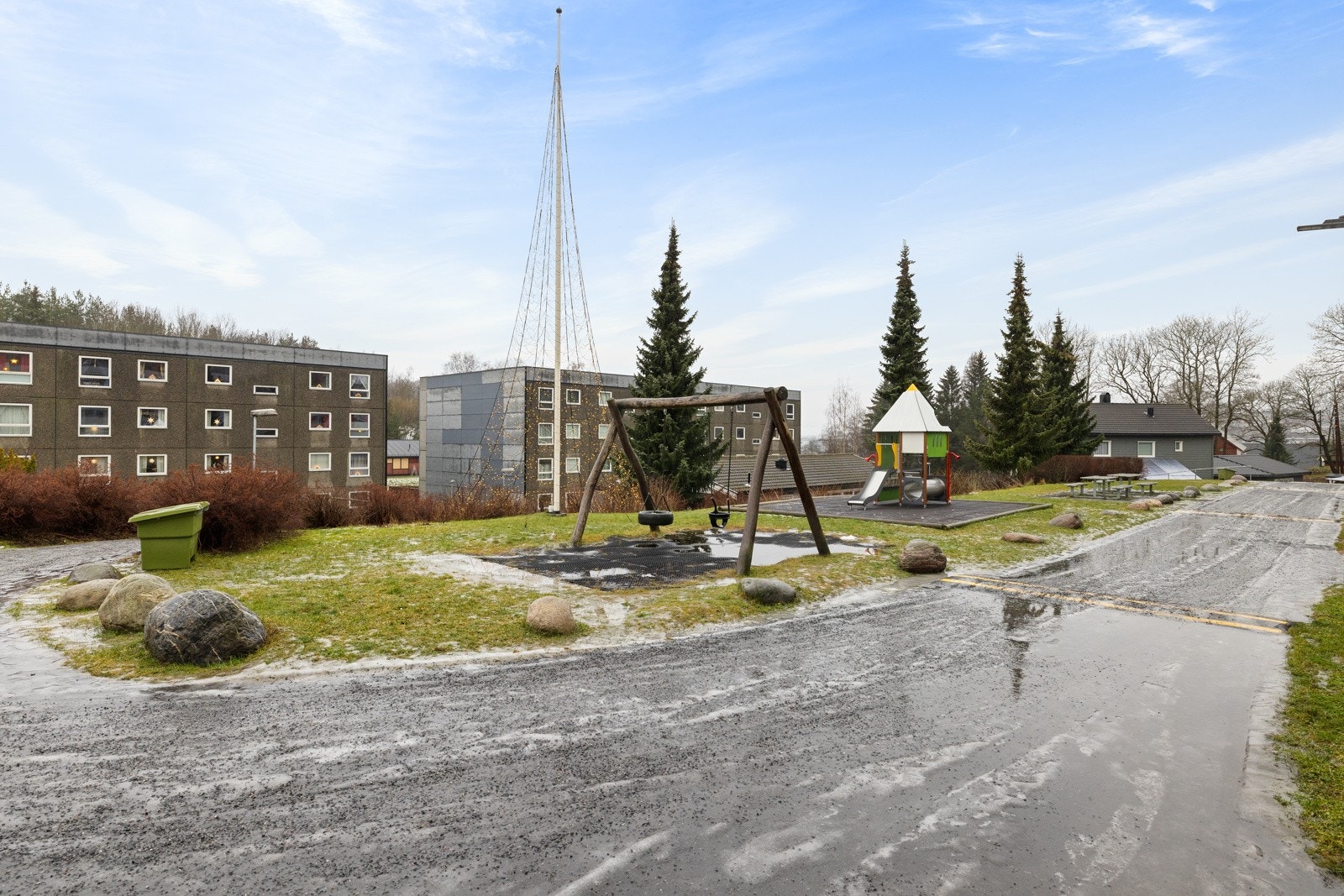 fine fellesarealer med flotte grøntområder, asfalterte internveier, lekestativer m.m. Galleribilde