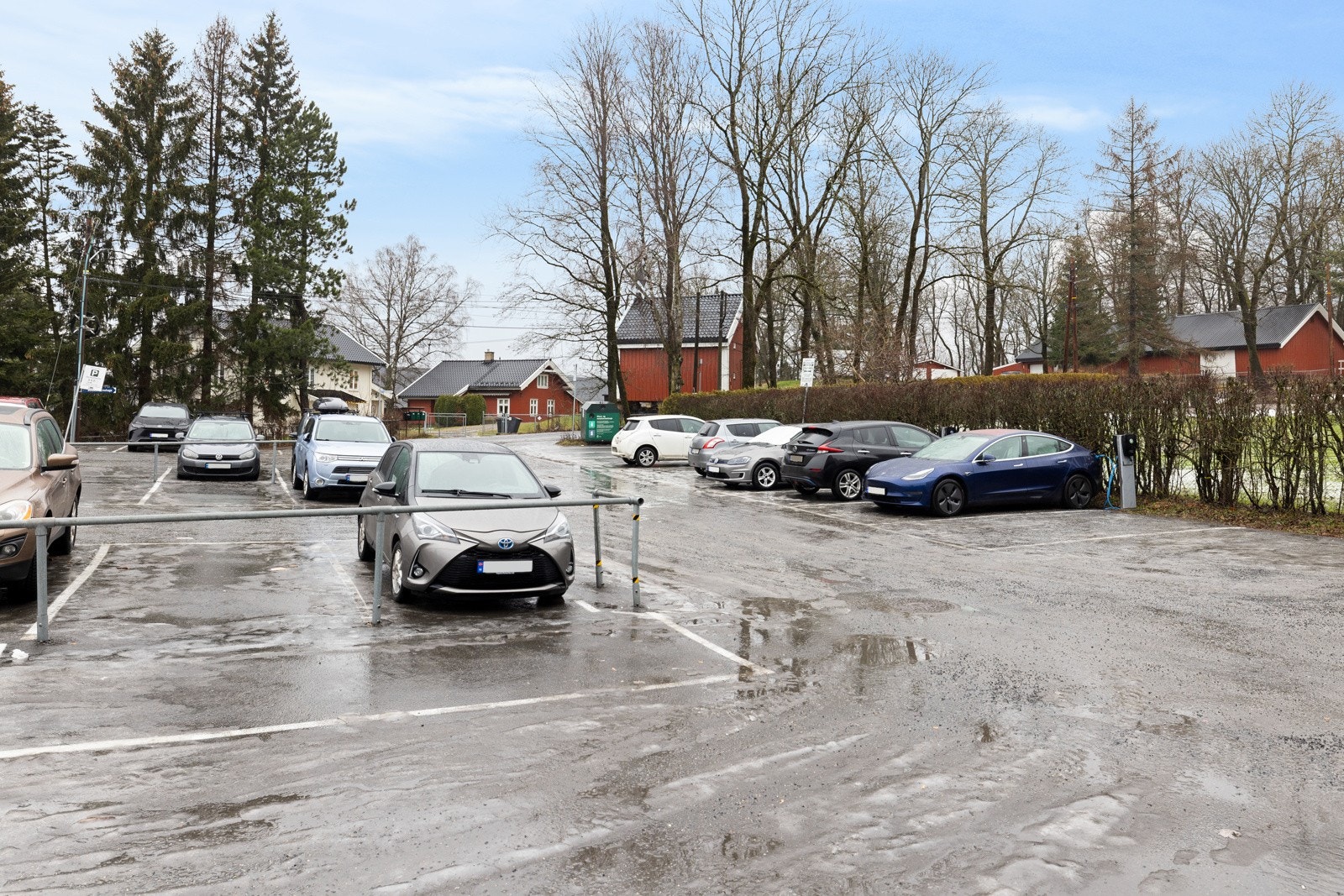 Borettslaget har parkeringsplasser som leies ut etter venteliste. Galleribilde
