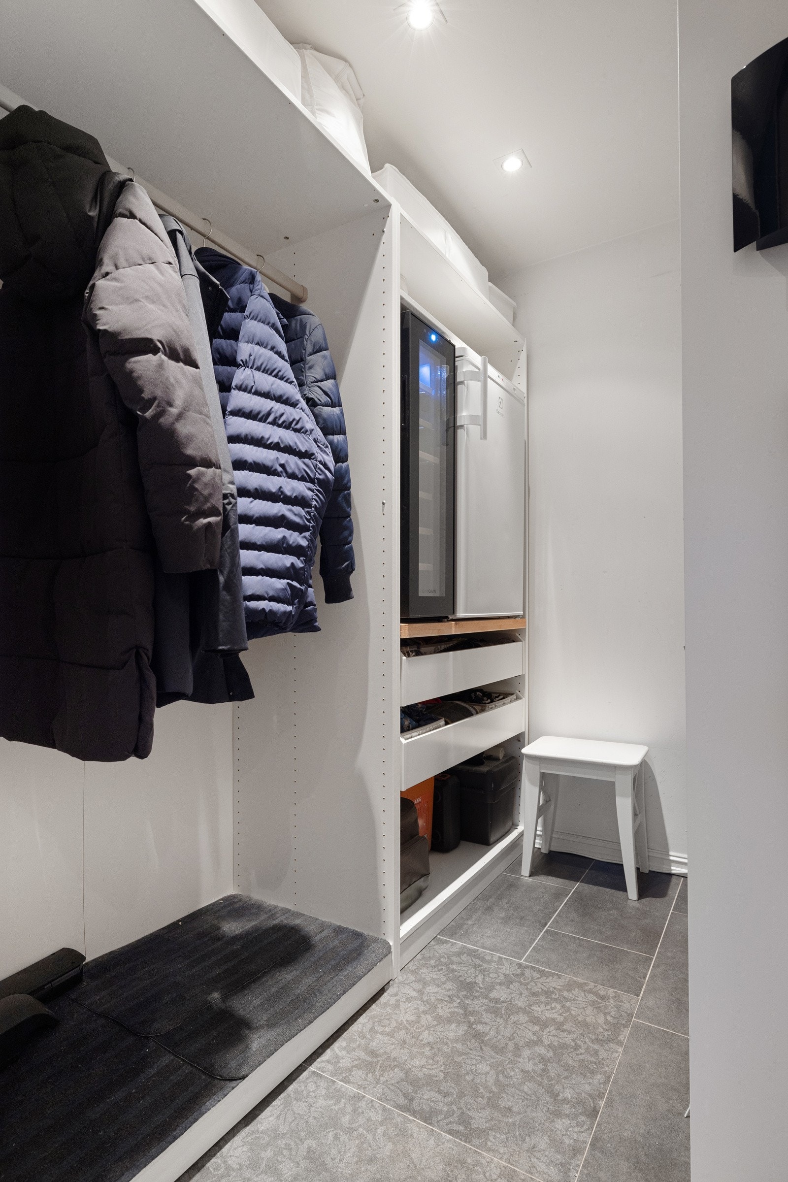 Garderobe. Galleribilde