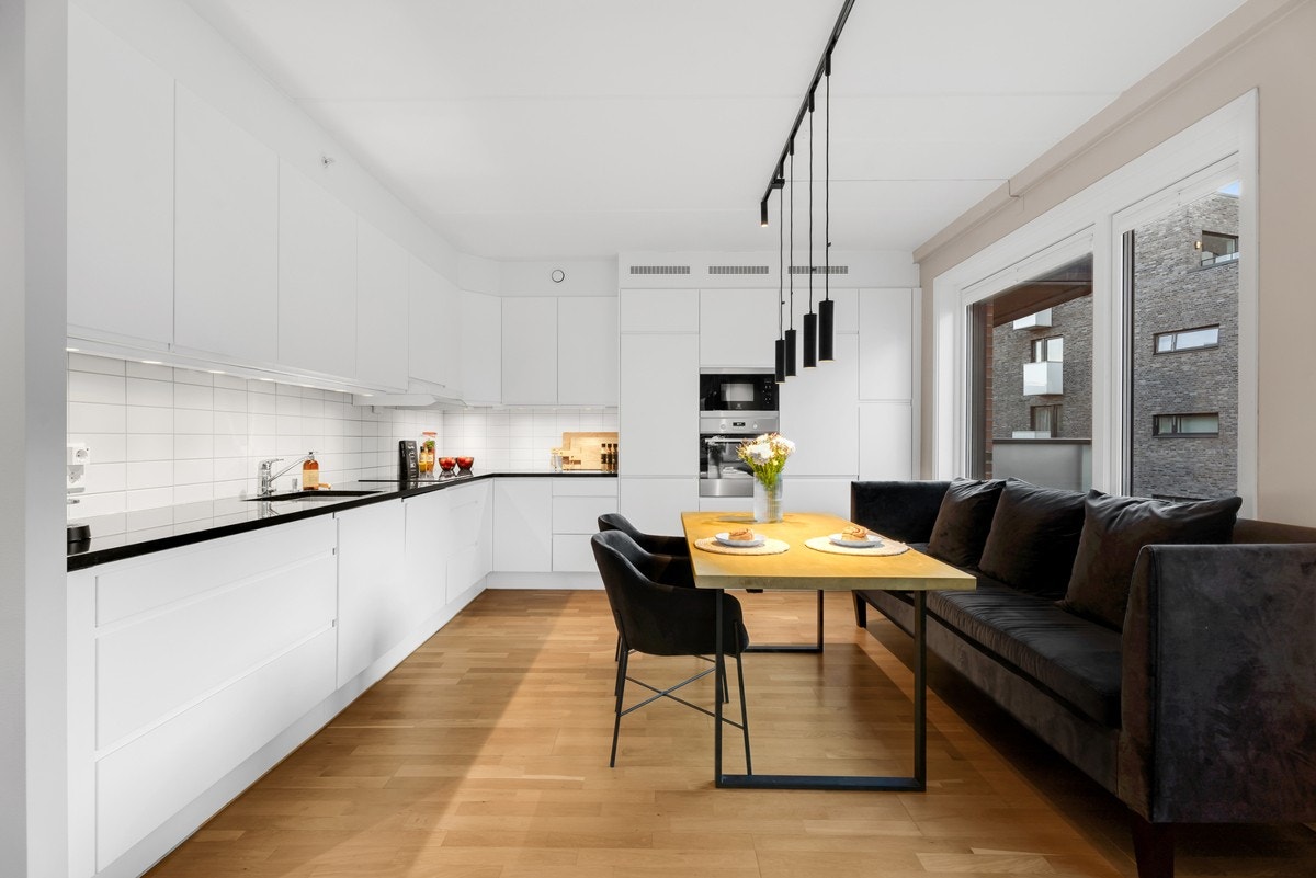 Leiligheten har kjøkken med åpen løsning mot stue Galleribilde