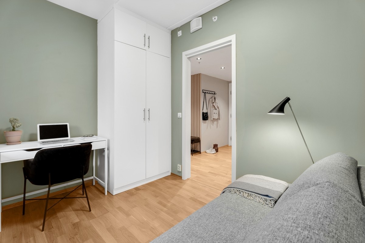 Soverom 2 er også av god størrelse med god plass til seng, nattbord, skrivebord og garderobeløsning Galleribilde