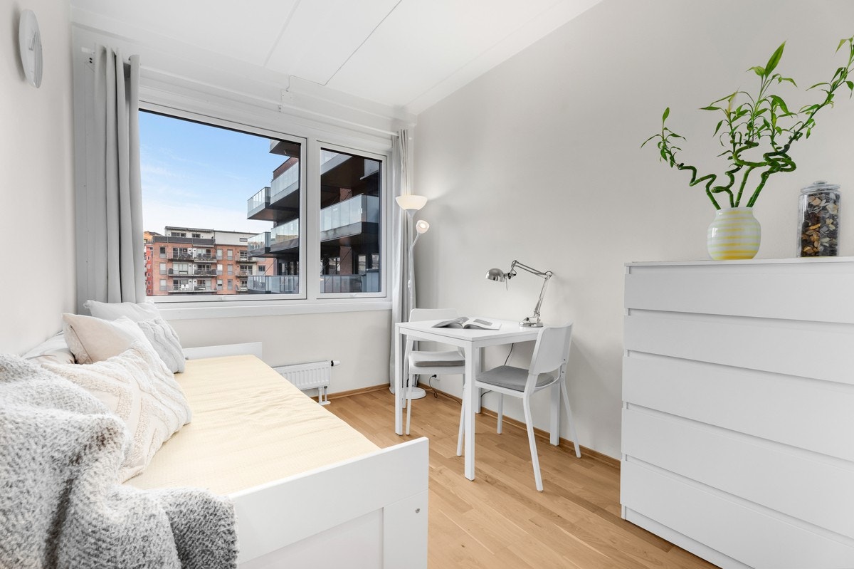 Soverommet i hybelen, med god plass til soveromsinredning Galleribilde