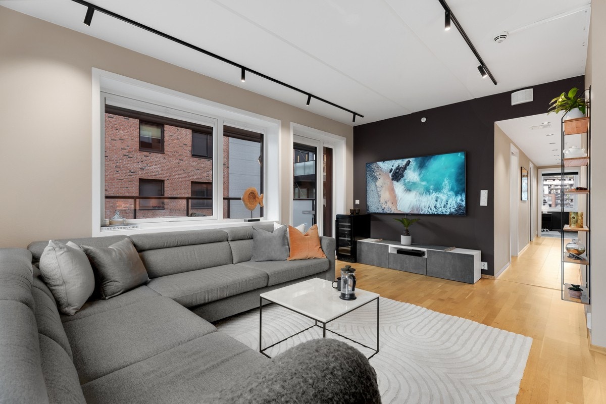 Stuen er lys og stor - Her kan du nyte hverdagen med god plass til både familie og venner Galleribilde