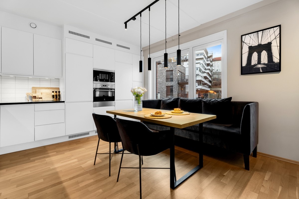 Den åpne planløsningen gir mulighet for en romslig spiseplass Galleribilde