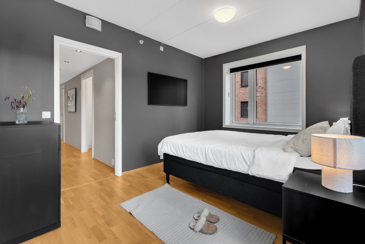 Her har du et stort soverom med stort og romslig garderobeskap Galleribilde