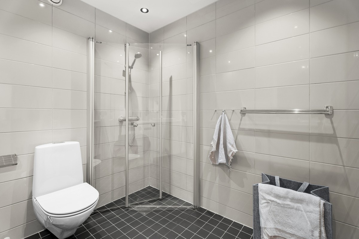 Baderom fra 2016 med flislagt gulv med varme Galleribilde