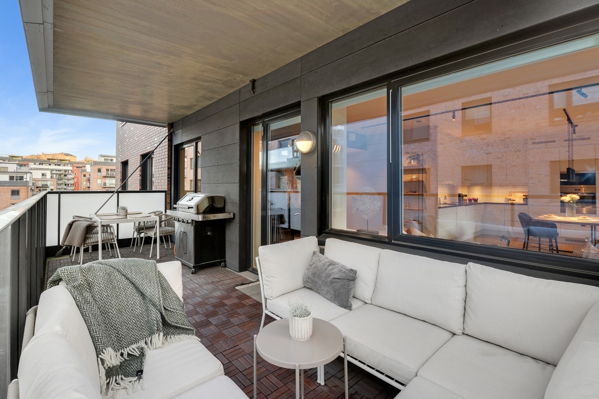 Utgang fra stue til vest-vendt overbygget balkong på ca. 16 m2 Galleribilde