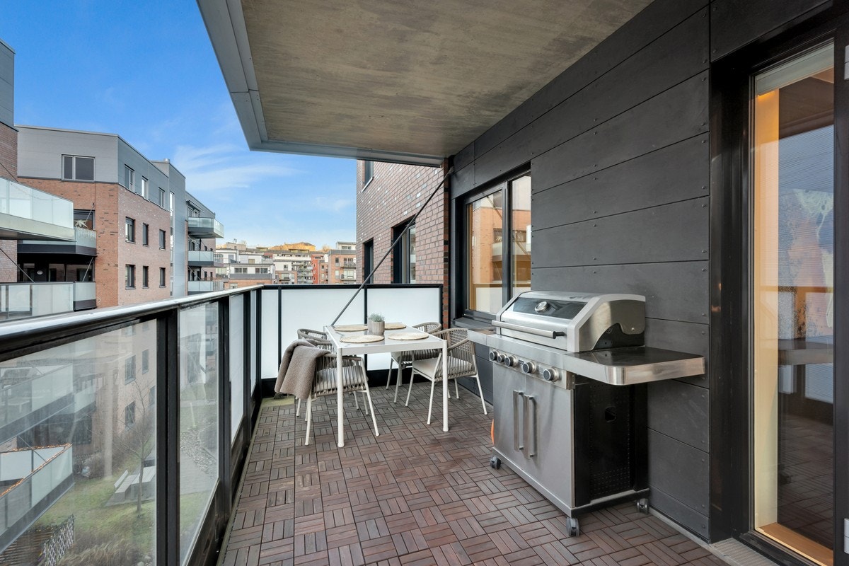 Balkongen har rekkverk av metall og glass. Rekkverkshøyden målt til ca 1,22 meter Galleribilde