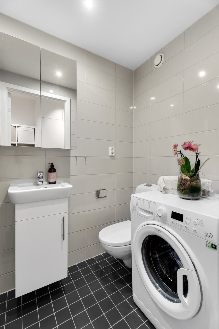 Baderom fra 2016 i hybelen. Her er det også flislagt gulv med varme Galleribilde