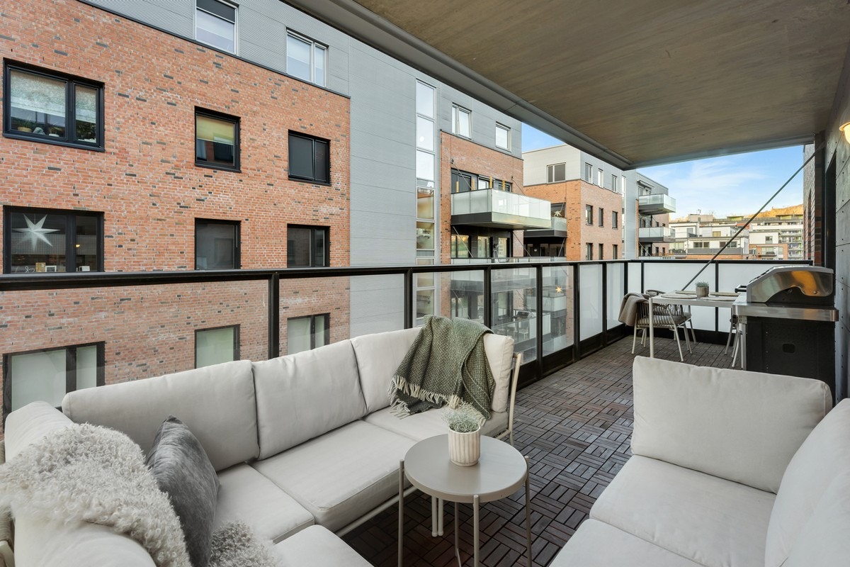 Balkongen er romslig med plass til både sofagruppe og utemøbler Galleribilde