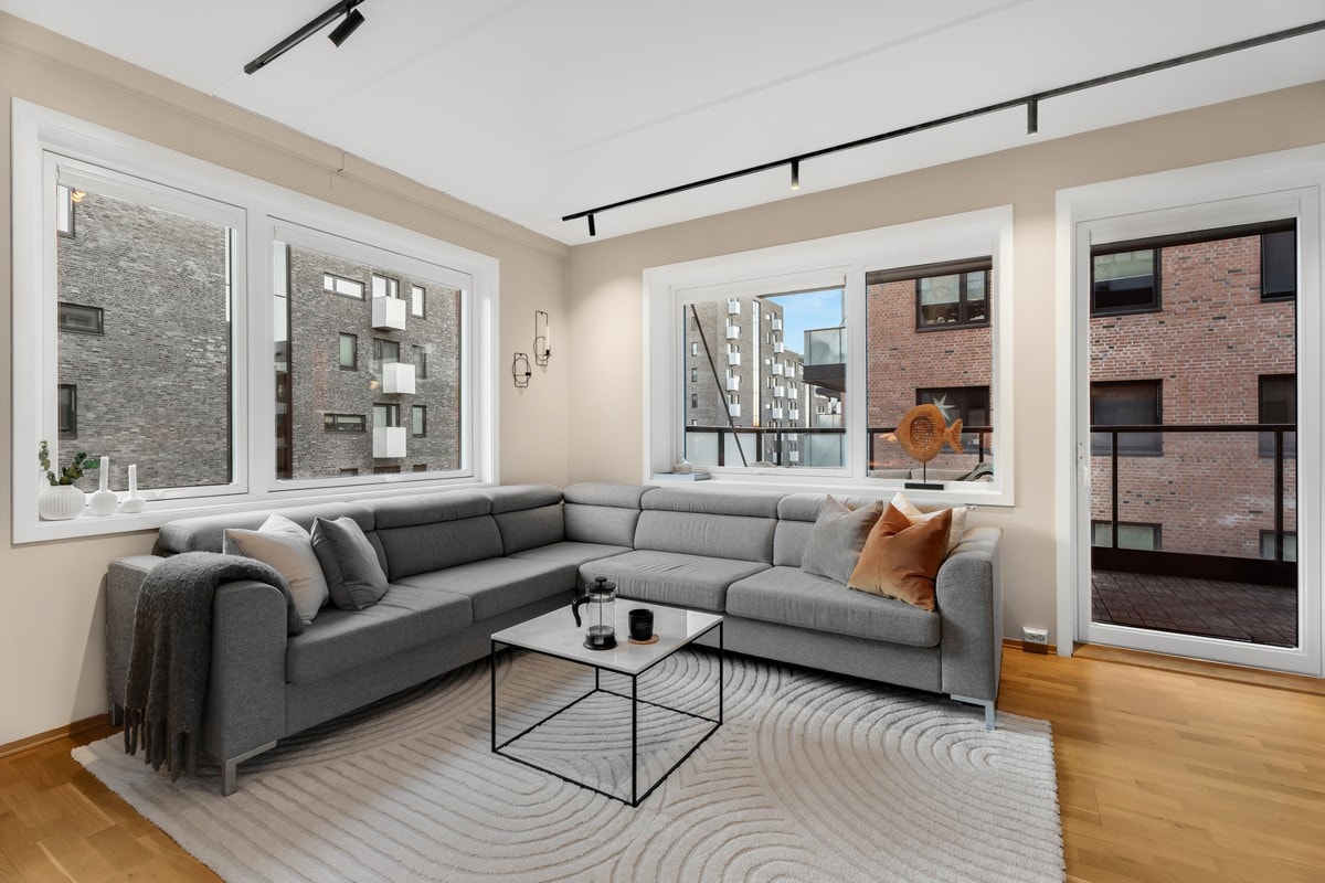 Store vindusflater, i flere himmelretninger, sørger for godt med lysinnslipp Galleribilde