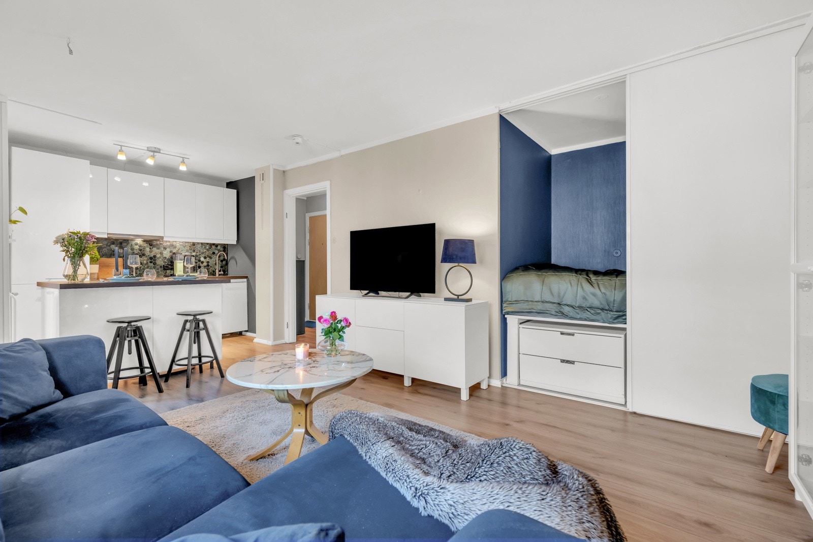 Sovealkove med delvis åpen skyvedør. Galleribilde