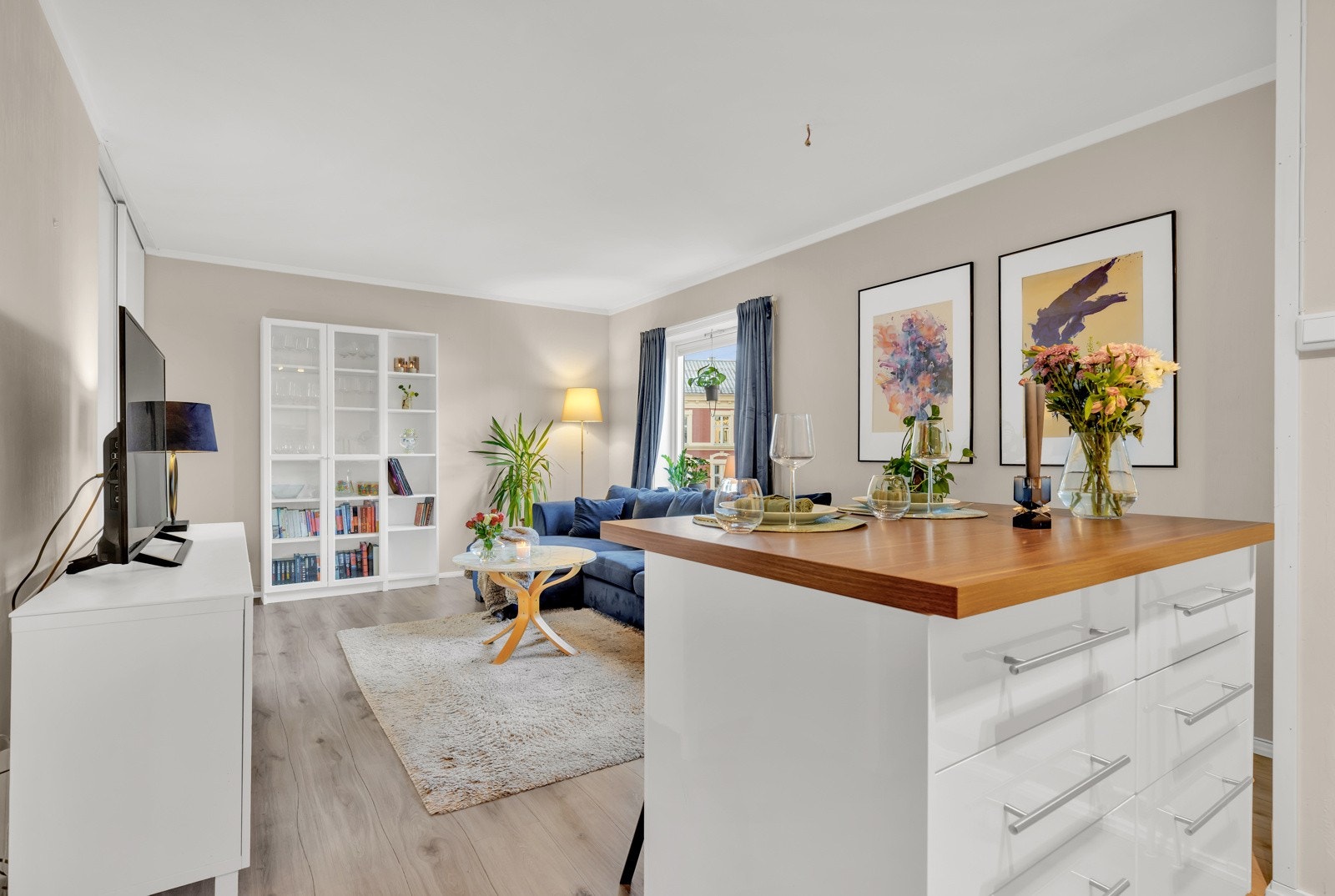 Fra kjøkken mot stuen. Galleribilde