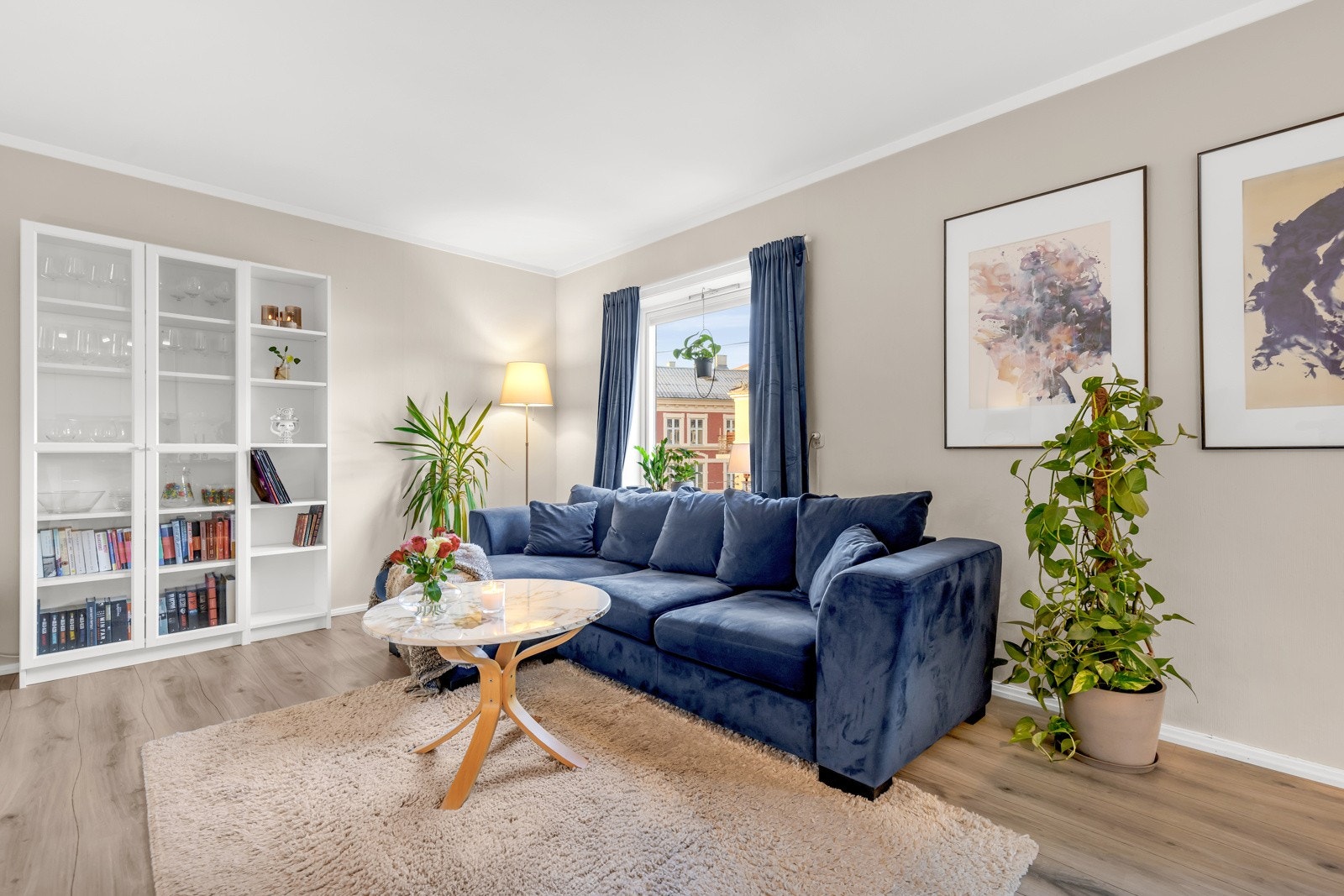 Varmtvann og oppvarming (fjernvarme) er inkludert i felleskostnadene, og sørger for mer forutsigbarhet knyttet strømkostnader etc. Galleribilde